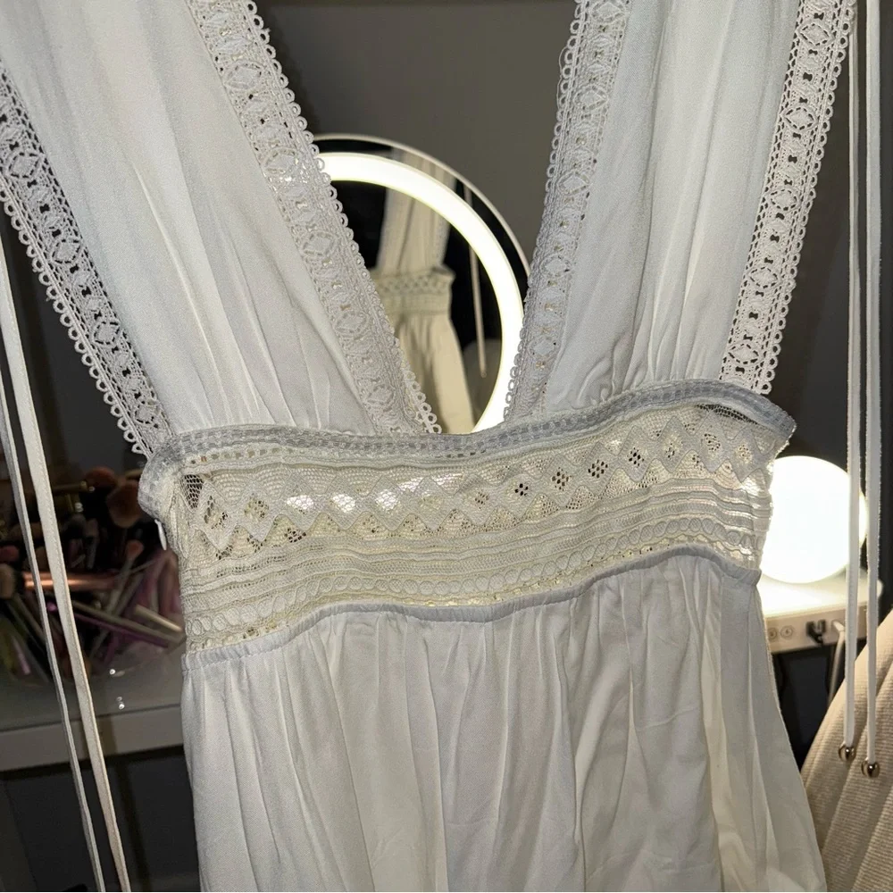 White Plunge Sleeveless Lace Dress - Picture 5 of 11